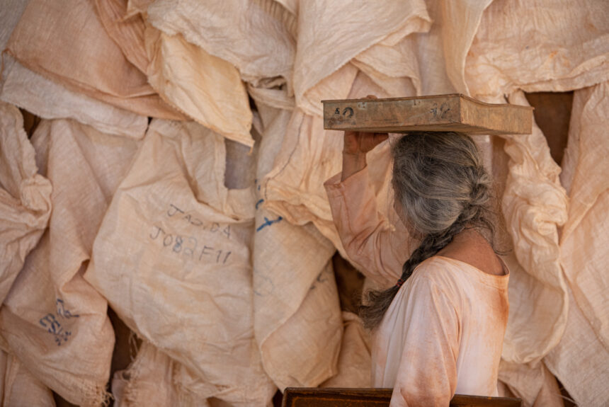 Vânia Barbosa apresenta marcas resultantes da extração mineral em nova exposição
