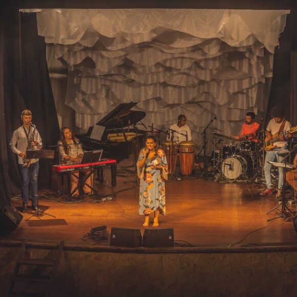 Espetáculo cênico-musical reúne músicas brasileiras com nomes de mulheres
