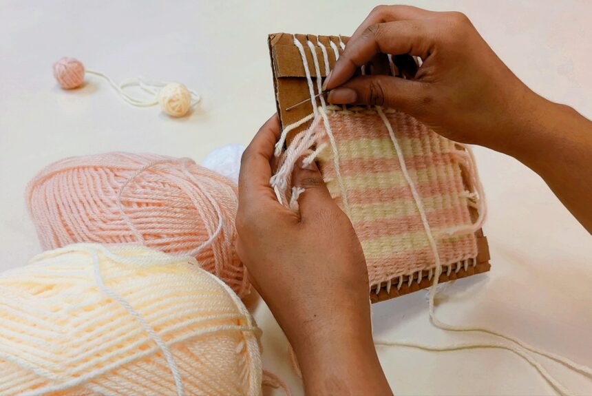 Oficina de tecelagem é ofertada para adultos e idosos no Centro Cultural UFMG Oficina de tecelagem é ofertada para adultos e idosos no Centro Cultural UFMG