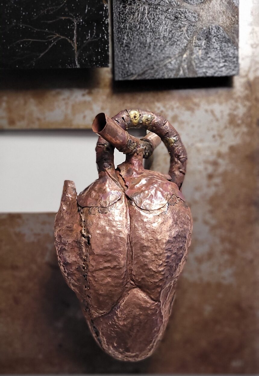 Artista mineiro expõe escultura em formato de coração humano
