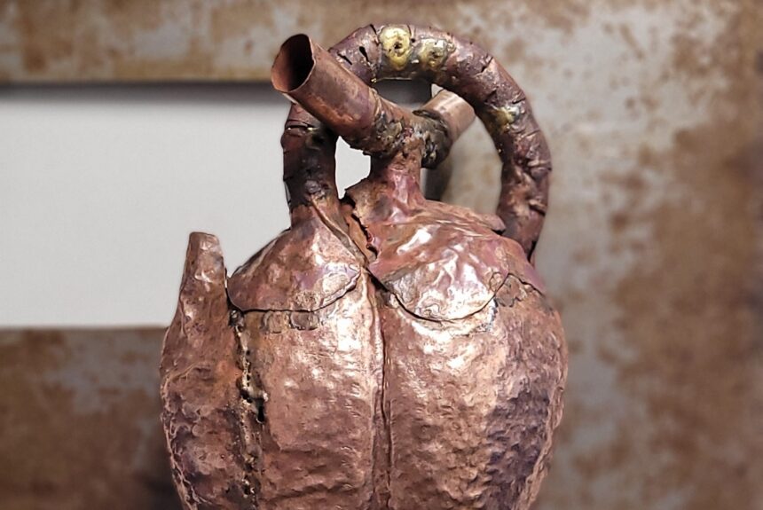 Artista mineiro expõe escultura em formato de coração humano