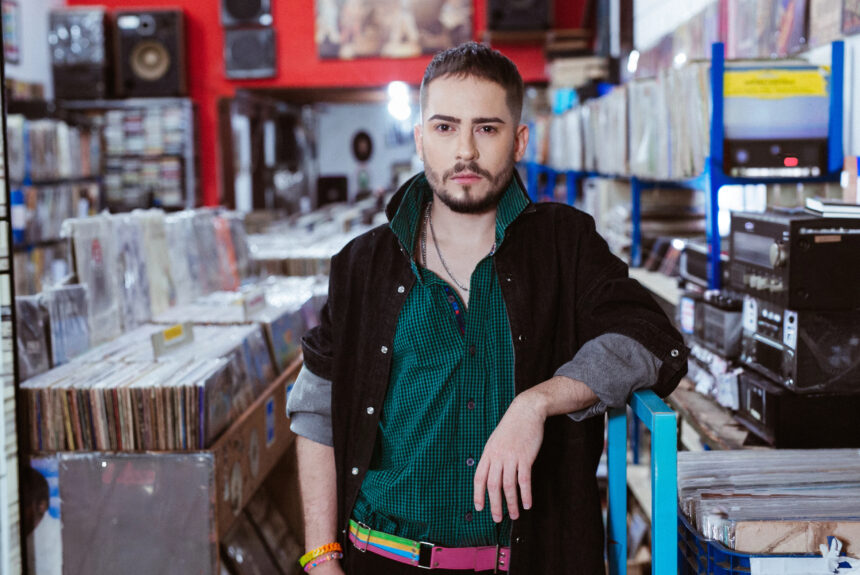 Jimmy Andrade lança álbum que explora temas importantes para a população LGBTQIAPN+