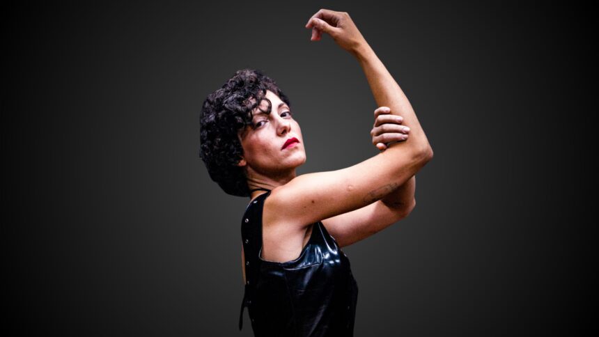 Camila Costa Augusto performa poesias sobre o universo feminino