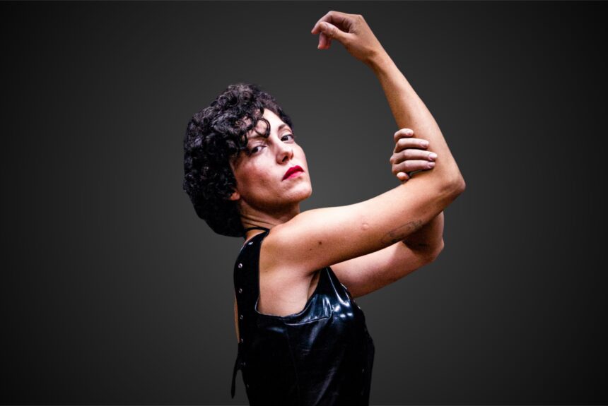 Camila Costa Augusto performa poesias sobre o universo feminino
