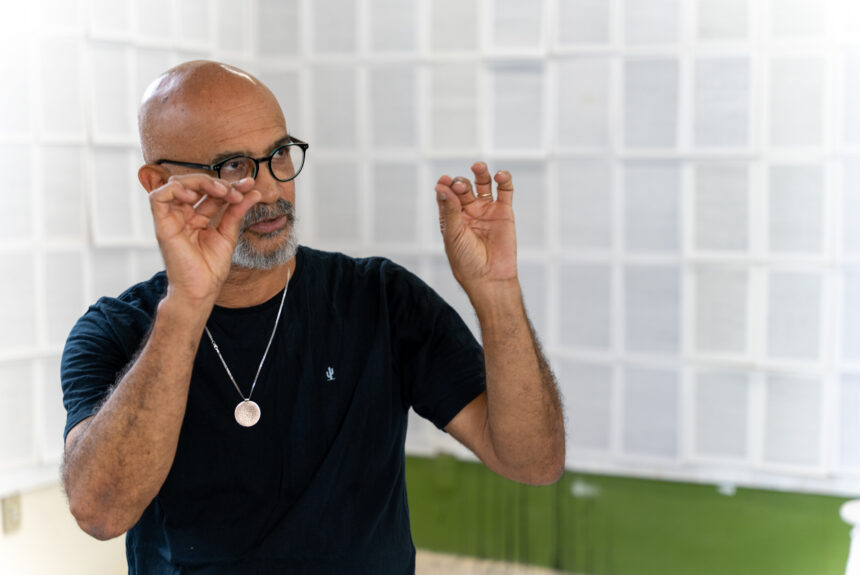 Artista Fernando Augusto dos Santos Neto ministra oficina gratuita de desenho e realiza visita guiada à sua exposição