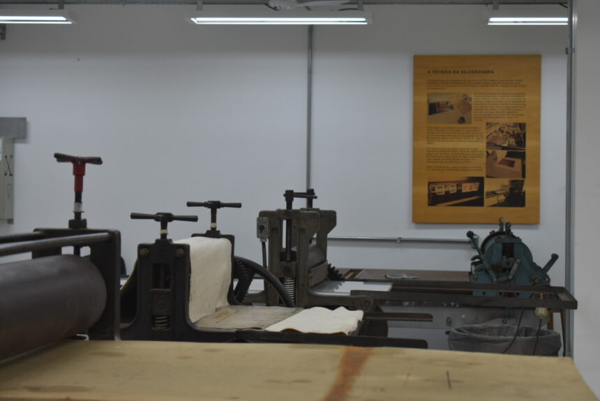 Exposição coletiva recria dinâmica de um ateliê de gravura