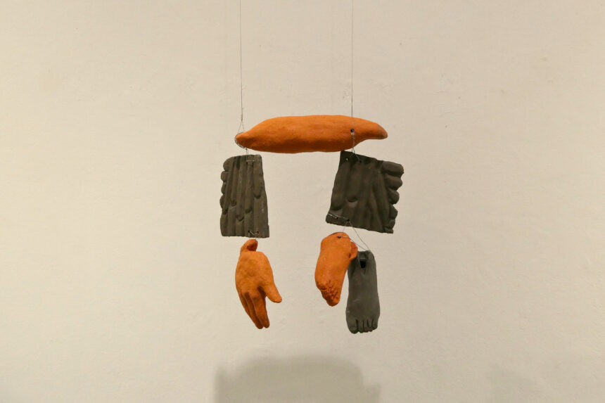 Esculturas de Tatyana Müler Soares mesclam fragmentos do corpo feminino e de um abutre