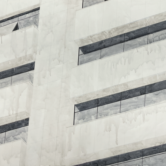 Pinturas de Bárbara Ferreira Figueiredo exploram geometria na arquitetura de edifícios do centro de Belo Horizonte