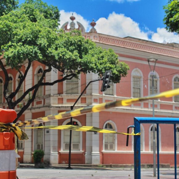 Primeira mostra individual de Thalita Amorim propõe olhar crítico para o cotidiano