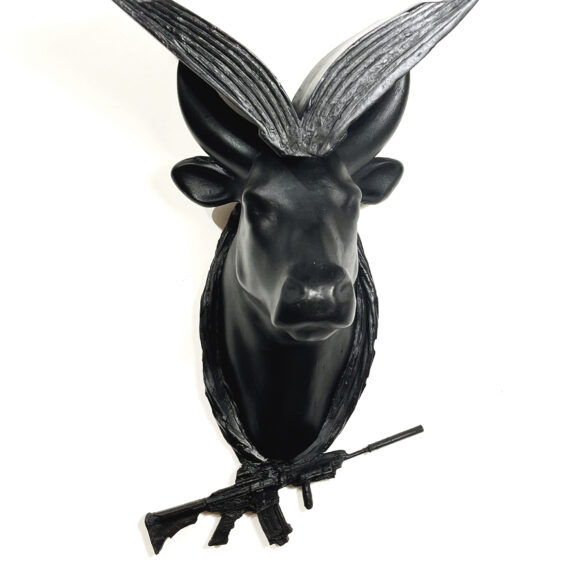 Exposição de Gustavo Torrezan propõe reflexão crítica sobre acúmulo, natureza e Antropoceno