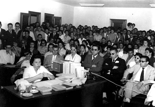 A professora Maria Luíza Ramos diante da banca do concurso para livre-docência em literatura brasileira na Faculdade de Filosofia (1958)