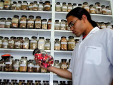 No curso de Farmácia, estudante aprende a lidar com a produção artesanal e industrial