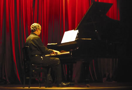 João Gabriel ao piano: medicina é “acidente de percurso”