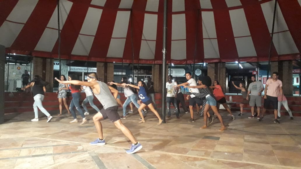 Aula de dança realizada pelos alunos Carlos Andres e Jhonatan Estiven Villegas
