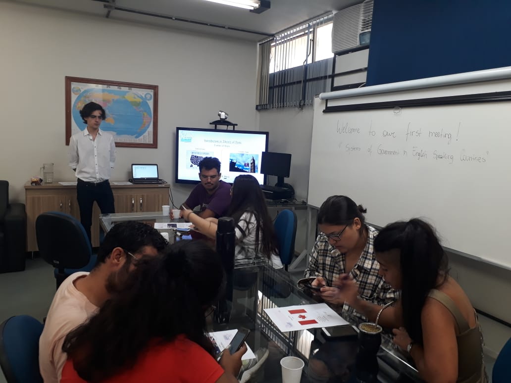 Dinâmica de grupo: os participantes foram desafiados a aplicar os exemplos discutidos em outros casos de países ao redor do mundo