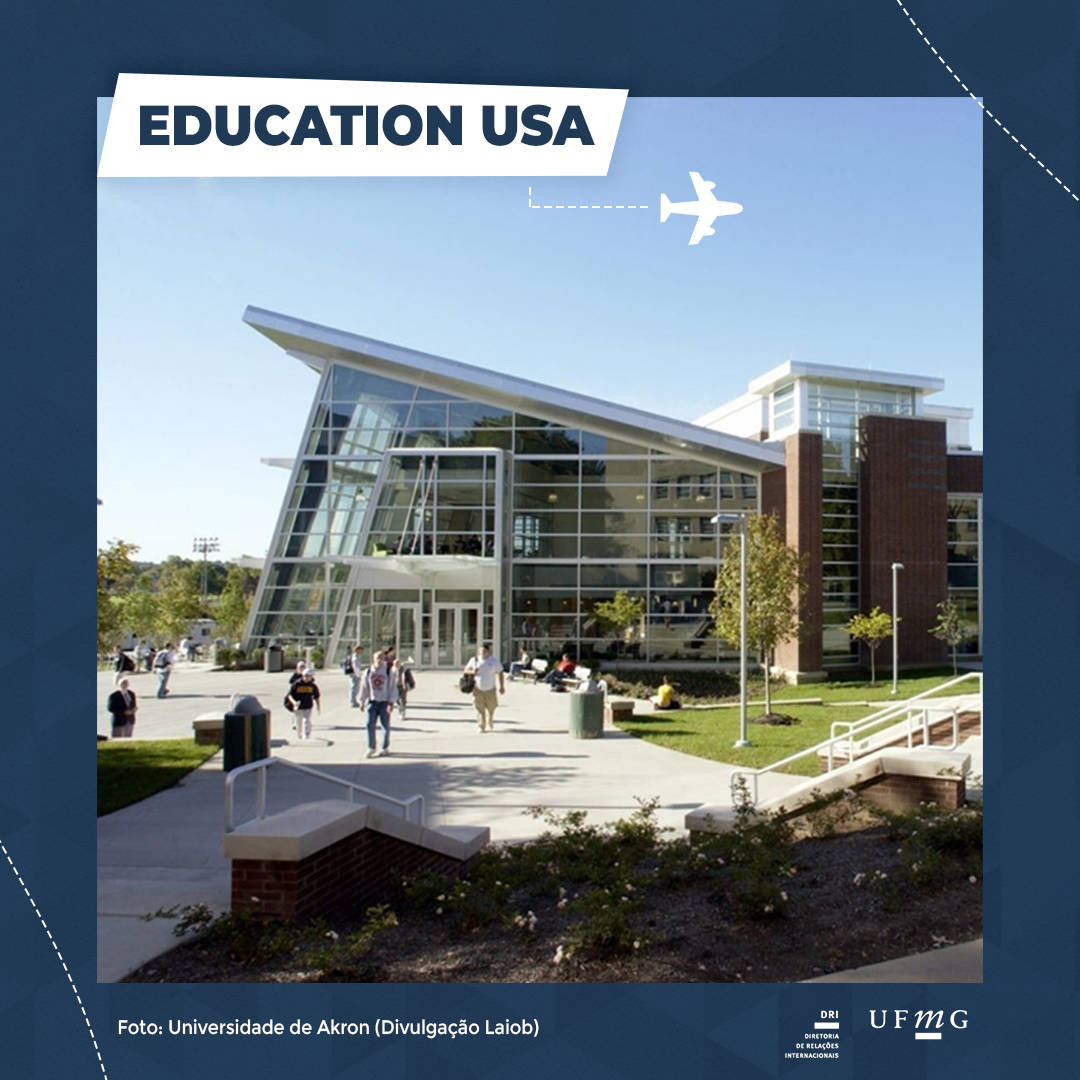 Fotografia quadrada da universidade de Akro, durante o dia. No canto superior esquerdo está escrito “EDUCATION USA" sobre retângulo branco.