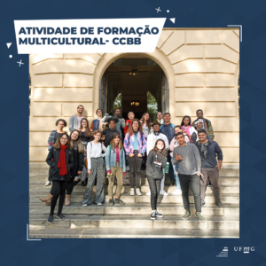 Grupo de alunos na frente do prédio do CCBB. Escrito na parte superior esquerda sobre barra branca " ATIVIDADE DE FORMAÇÃO MULTICULTURAL - CCBB"