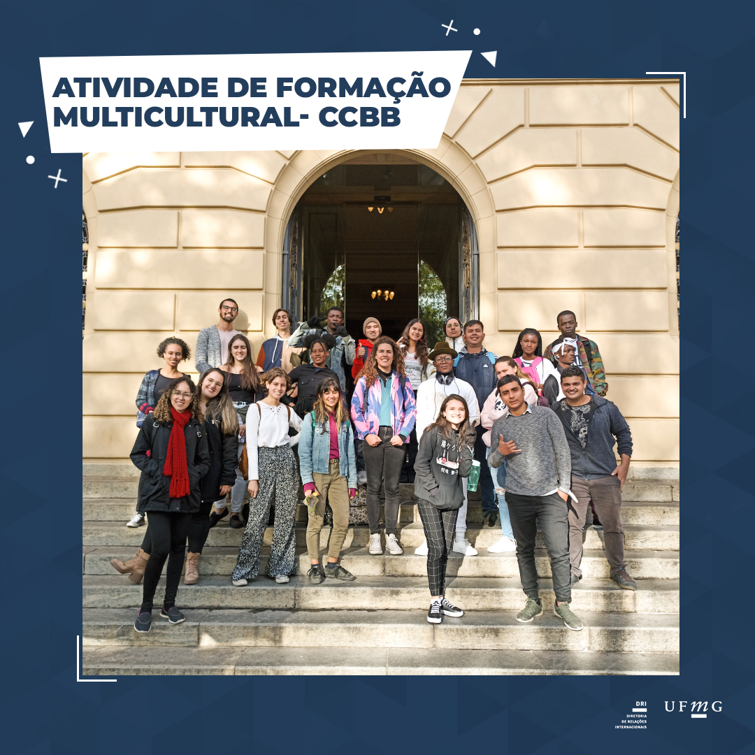 Grupo de alunos na frente do prédio do CCBB. Escrito na parte superior esquerda sobre barra branca " ATIVIDADE DE FORMAÇÃO MULTICULTURAL - CCBB"