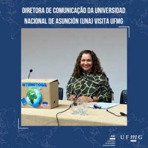Evelia Meza, Diretora de Comunicação da Universidad Nacional de Asunción (UNA), Paraguai, compartilhou impressões de sua visita à UFMG: Como foi sua experiência no Brasil? O Brasil sempre me conquista, em especial Belo Horizonte, com seu paisagismo, cultura, gastronomia e diversidade. Pude conhecer mais a obra de Oscar Niemeyer, referência mundial em arquitetura moderna, e descobri como ele usava a comunicação como termômetro da qualidade de suas obras. Foi uma semana em que entendi por que as universidades brasileiras lideram os rankings da região. Conheci o Centro de Comunicação da UFMG, que conta com 120 colaboradores, atuando em áreas como: planejamento, campanhas, consultoria, redes sociais, áreas de produção jornalística, cobertura de imprensa, relações públicas, rádio e TV, além dos bons equipamentos que são indicadores de excelência. Participei também como avaliadora do VII Encontro de Mobilidade Internacional da UFMG, organizado pela Diretoria de Relações Internacionais (DRI) da UFMG, durante a Semana do Conhecimento da UFMG, em que os estudantes compartilharam suas experiências maravilhosas de intercâmbio acadêmico. Escutar esses relatos foi enriquecedor, e me permitiu valorizar a aprendizagem da mobilidade internacional, não somente pelo que fica nas mentes de cada estudante, mas as profundas emoções que marcam suas vidas. Como foi o plano de trabalho na CEDECOM? Os colegas do CEDECOM me receberam muito bem. Conheci o Comitê de Comunicação e Mídia do Grupo AUGM, onde trabalhamos com as diretorias de comunicação das universidades parceiras, em encontros de suporte, avaliação, capacitação e gestão estratégica, além de acompanhar as equipes nas coberturas diárias, com a Assessoria de Imprensa, Publicidade e Relações Públicas. O que mais te chamou a atenção do processo de comunicação desenvolvido pela UFMG? A estrutura do CEDECOM me pareceu estratégica para a condução da gestão da Reitoria da UFMG, o que garante que o processo de comunicação seja eficiente desde a reitoria até as comunidades universitária e externa. Também achei estratégico o Conselho de Comunicação, o qual me pareceu uma oportunidade de antecipar situações de crise que poderiam afetar a imagem da universidade e de reagir rapidamente em situações críticas. Outro aspecto relevante é o sistema de monitoramento e análise de notícias veiculadas na imprensa sobre a gestão da UFMG, que mede o alcance da comunicação universitária e serve de insumo para avaliar a imagem e a reputação institucional, a fim de implementar melhorias. O que o CEDECOM considerou relevante para provável implementação na UNA? A implantação de políticas de comunicação nas universidades públicas é um instrumento fundamental para o sucesso da gestão dos órgãos universitários. A experiência da UFMG, no que se refere à formação de uma comissão de trabalho composta por representantes de todas as unidades acadêmicas, veículos de comunicação da universidade (rádio, TV, outros) e faculdades de comunicação e carreiras afins, permitiu-nos trabalhar de forma participativa, além do Conselho de Comunicação, responsável por diagnosticar, monitorar, avaliar e recomendar ações relacionadas à política de comunicação, o que considero uma contribuição valiosa para apresentar ao Conselho da UNA, a fim de orientar um projeto de política de comunicação para a UNA como um todo. A unidade de critérios e canais dá clareza à tarefa de comunicação, o que facilita o trabalho dos Comitês de Crise, o que também agiliza a tomada de decisões quanto à identidade visual, imagem, redação e linha editorial e, principalmente, torna-se um instrumento de unidade, diálogo e trabalho conjunto, zelando pela identidade e reputação da organização. Foi realmente uma visita muito proveitosa e uma grande contribuição para a comunicação institucional nas universidades públicas do Paraguai e da região.