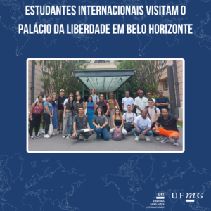 Na tarde do dia 9 de abril de 2025, o Setor de Acolhimento da DRI/UFMG promoveu mais uma Atividade de Formação Multicultural (AFMC), desta vez para visitar o Palácio da Liberdade, na capital mineira.  Acompanhados por Alessandra Moreira, e pelos estudantes estagiários Brenda Belohuby e Emanuel Alves, cerca de 20 alunos participaram da atividade que incluiu uma visita guiada nos arredores e no interior do palácio, na qual puderam conhecer um pouco mais da história do estado mineiro.  As Atividades de Formação Multicultural fazem parte das programações do Setor de Acolhimento da DRI/UFMG, organizadas pela servidora Elaine Parreiras e pelos estagiários Emanuel Alves e Jéssica Pereira.