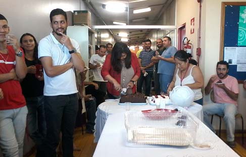 Rosa e Takeda cortando o bolo, vendose José Osvaldo, Carol Diniz, Adair e Renato Adriano