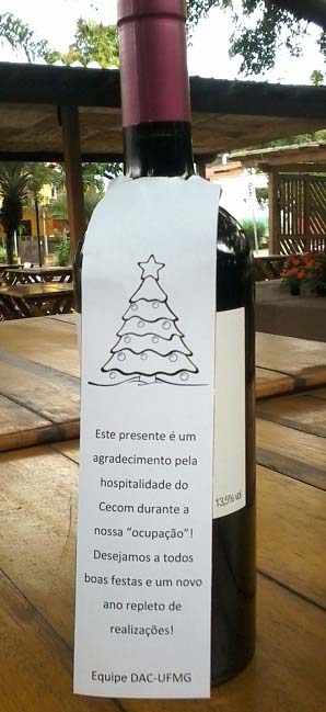 A garrafa de vinho, presente da equipe da DAC (Diretoria de Ação Cultural)