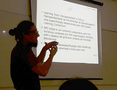 Leonardo Freitas apresentando a palestra no MoodleMoot Brasil