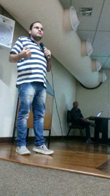 Emerson Henrique Kfuri Pereira, do CECOM, apresentando a sua palestra