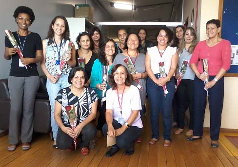 A foto oficial das homenageadas com Eliz, Cíntia, Lucimara, Rosa, Soraya, Diva, Takeda, Aeda, Karina, Carol Santos, Aída e Dôra (em pé); Denise e Lelé (agachadas)