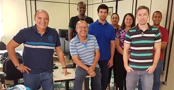 À frente: Benício, Eustáquio e Paulo Henrique de Araújo. Atrás: Samid, Daniel, Márcia França, Érika e Fábio