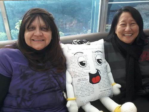 As idealizadoras do mascote: Rosa e Takeda