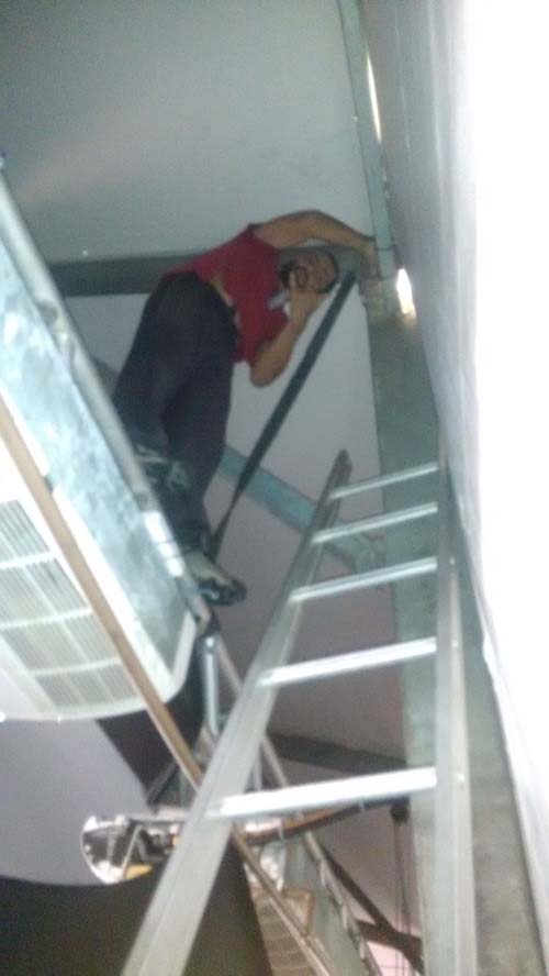 Gustavo instalando Access Point na tenda da SBPC Jovem