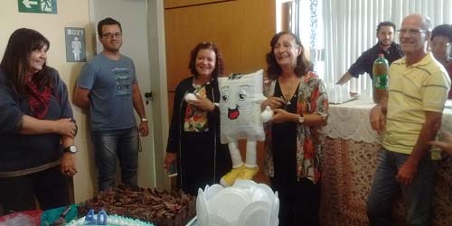Rosa, Marco Túlio, QQ, O Sist, Lelé e Helvécio. Ao fundo: Renato Adriano e Eliz