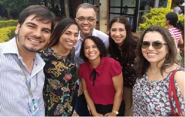 Foto tirada durante a visita da equipe de implantação do SEI da UFMG à UnB, vendo-se Rodrigo Nogueira e Thiara Costa (UnB); Marcelo Lacerda, Karina Flaviana, Juliana Nunes e Júnia Ramos (UFMG)
