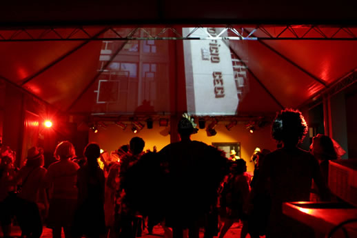 Baile de encerramento teve proje��es de fotos produzidas em oficina (Foto: Umma Fotografia)