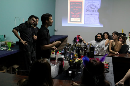 Antes do baile, oficina de drinques reuniu diversos participantes do evento (Foto: Umma Fotografia)