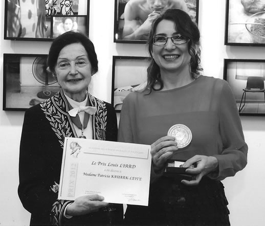 Patr�cia (� direita) recebe pr�mio por seu �ltimo livro