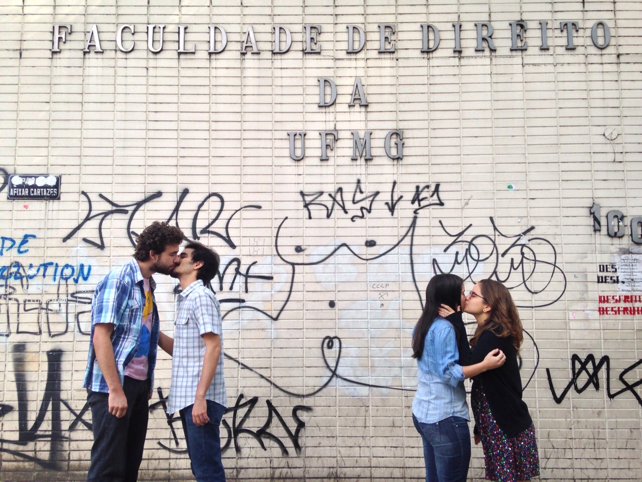 Alunos promovem beijaço contra homofobia na UFMG - 17/04/2015 - UOL  Educação