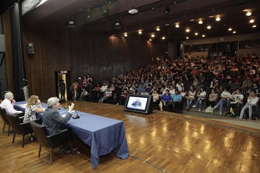 Mesa%20e%20auditorio%20noturno.JPG