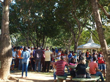 Participantes%20reunidos%20no%20Campo%20no%20Campus%20aguardam%20inicio%20das%20oficinas.JPG