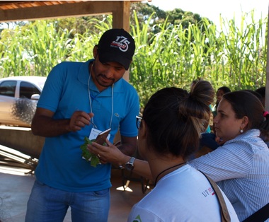 Prod%20Rural%20Sirley%20Veloso%20%28dir%29%20tira%20du%3Fvidas%20sobre%20pragas%20durante%20oficina%20de%20Hidroponia.JPG