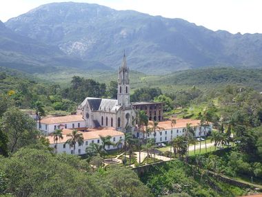 Santu%E1rio_do_Cara%E7a_MG_Brasil_-_Santu%E1rio_com_Serra_do_Cara%E7a_ao_fundo_-_panoramio.jpg