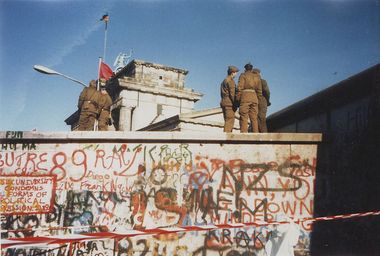 pichacao%20muro%20de%20berlim.jpg