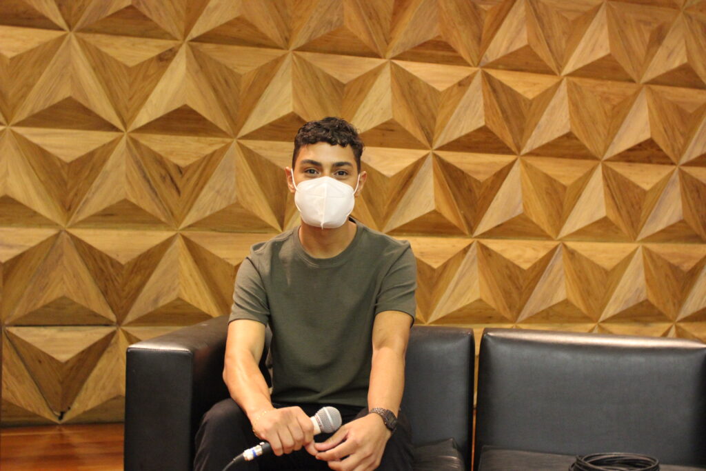 Arthur Felipe Barroso, estudante de Fisioterapia que colabora para a qualidade de vida de crianças e adolescente com paralisia infantil e TEA