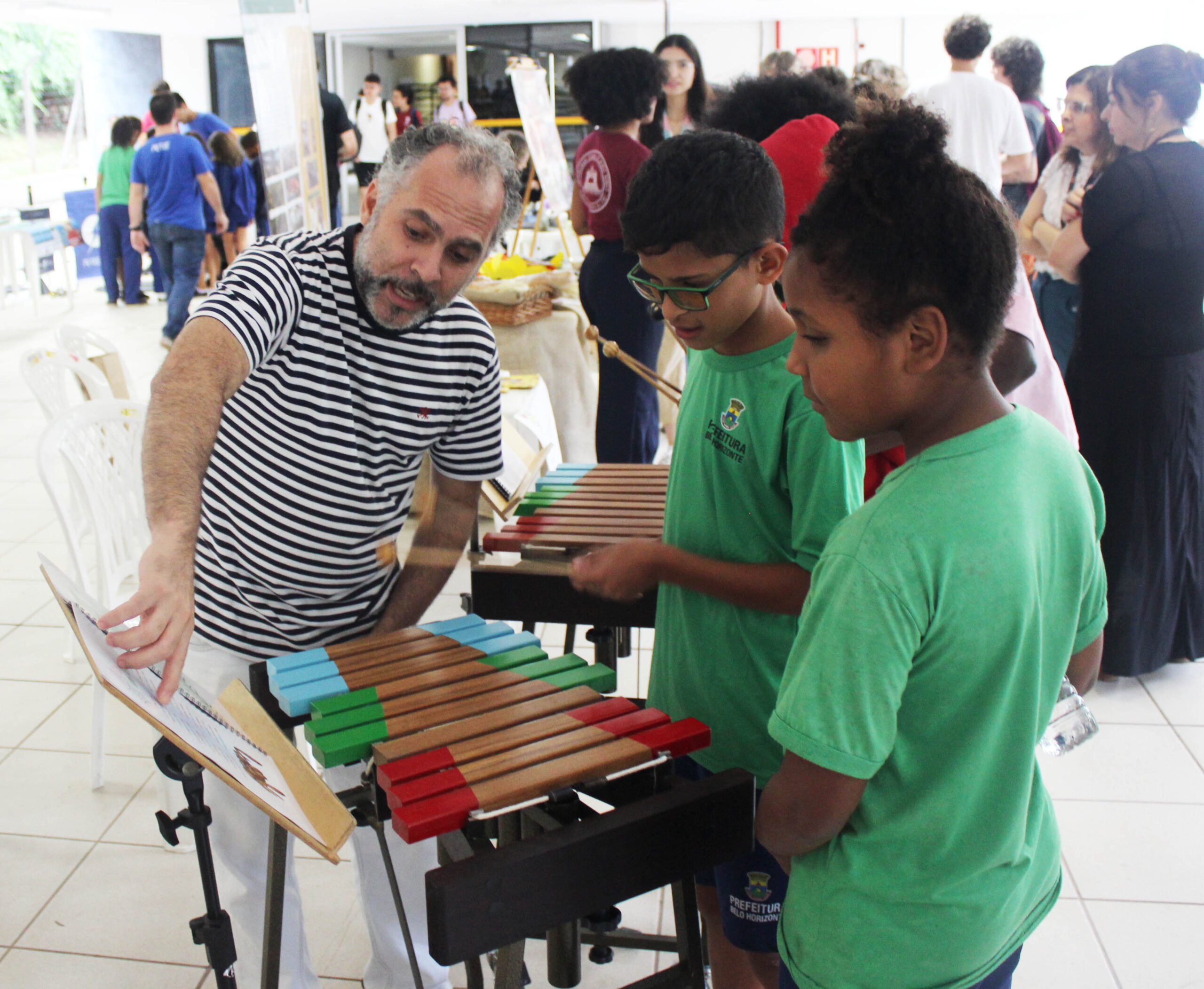 Alunos no estande do Xilorido, o Xilofone Colorido, apresentado pelo professor da Escola de Música Fernando Chaib | Foto: Comunicação Proex