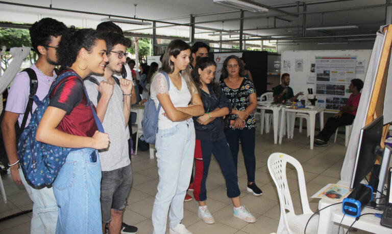 Visitantes na estande da Universidade das Crianças, um dos projetos de extensão participantes da Mostra de Produtos Foto Comunicação PROEX
