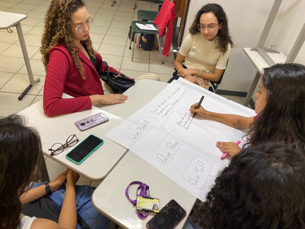 Dinâmica com alunos da Oficina "A relação da universidade com a comunidade" | Foto: Giulia Di Napoli/Comunicação Proex