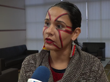Shirley Djukurnã Krenak, representante da comunidade tradicional indígena. Imagem: TV/UFMG