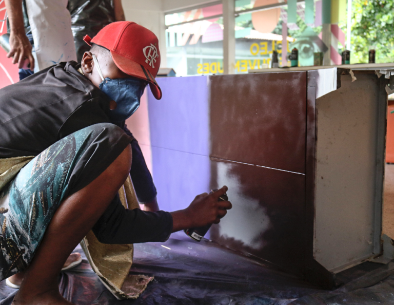 Projeto ‘Desembola na Ideia’ oferece oficinas artísticas variadas como de rap, funk, dança e artes visuais a adolescentes em vulnerabilidade social | Foto: Observatório da Juventude UFMG