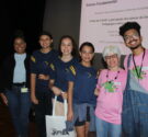 Equipe do Cento Pedagógico e da organização do evento durante a cerimônia de premiação de trabalhos na edição de 2022 | Foto: Comunicação Proex UFMG